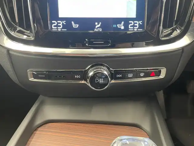 ボルボ Ｖ６０ B5 インスクリプション 岡山県 2021(令3)年 3.2万km オニキスブラックP クライメートＰＫＧ/・フロントシートヒーター/・ステアリングホイールヒーター/・リアシートヒーター/・ウオッシャー一体型フロントワイパー/パノラマガラスＳＲ/ＦＯＰ19インチアルミ/harman/kardon/ブラウンレザーシート/ベンチレーションシート（Ｄ／Ｎ）/シートヒーター（ＡＬＬ）/パワーシート/ＬＥＤヘッドライト/オートハイビーム/パワーテールゲート/純正ナビ/フルセグTV/360°カメラ/アップルカープレイ/アンドロイドオート/ACC/LKA/BLIS/HUD