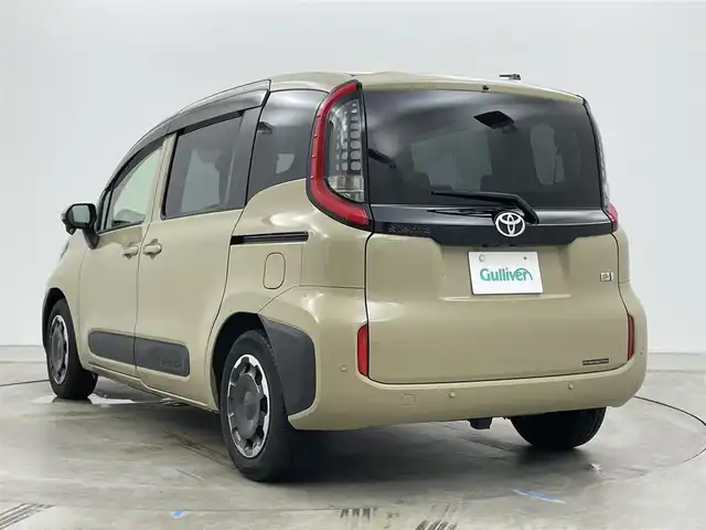 トヨタ シエンタ ハイブリッド Z 岡山県 2023(令5)年 3.6万km ベージュ 純正10.5インチディスプレイオーディオ/（ナビ/Bluetooth/フルセグ/Carplay/USB）/純正12.1インチフリップダウンモニター/100V充電/ブラインドスポットモニター/両側パワースライドドア/ビルトインETC/アダプティブクルーズコントロール/衝突軽減ブレーキ/オートハイビーム/横滑り防止装置/純正フロアマット/スマートキー×1
