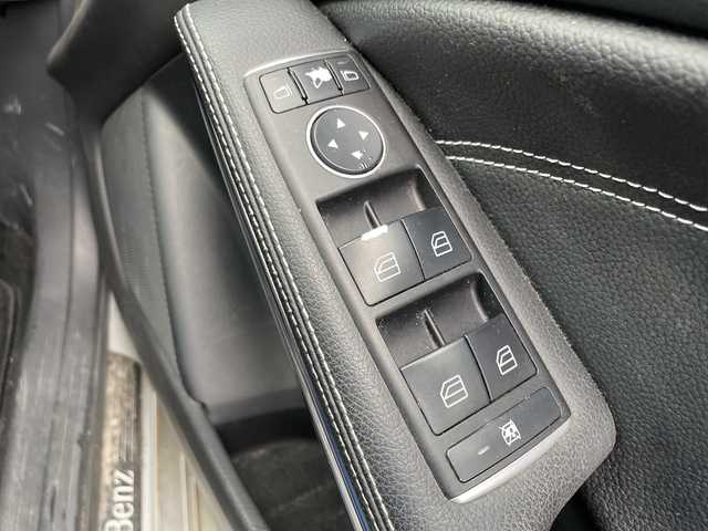 メルセデス・ベンツ Ａ１８０ 秋田県 2015(平27)年 9.6万km ポーラシルバー ・純正ナビ/・フルセグTV/・バックカメラ/・ETC/・追従式クルーズコントロール/・前後コーナーセンサー/・ハーフレザーシート/・オートライト/・スマートキー/・純正フロアマット