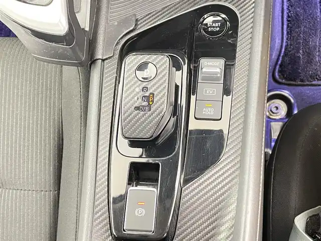 日産 ノート X 千葉県 2022(令4)年 4.9万km スーパーブラック 禁煙車/純正ナビ/・CD/BT/フルセグ/エマージェンシーブレーキ/車線逸脱防止支援/全方位カメラ/デジタルインナールームミラー/LEDヘッドライト/オートライト/オートハイビーム/フォグライト/電動パーキングブレーキ/ブレーキホールド/スマートキー/コーナーセンサー/サイド＆カーテンエアバッグ/社外17インチアルミホイール