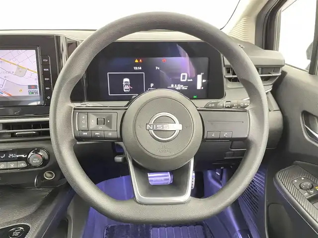 日産 ノート X 千葉県 2022(令4)年 4.9万km スーパーブラック 禁煙車/純正ナビ/・CD/BT/フルセグ/エマージェンシーブレーキ/車線逸脱防止支援/全方位カメラ/デジタルインナールームミラー/LEDヘッドライト/オートライト/オートハイビーム/フォグライト/電動パーキングブレーキ/ブレーキホールド/スマートキー/コーナーセンサー/サイド＆カーテンエアバッグ/社外17インチアルミホイール