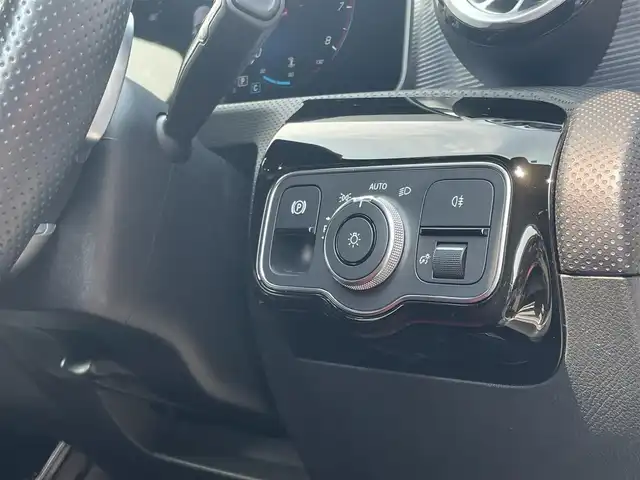 メルセデス・ベンツ Ａ１８０ スタイル AMGライン 静岡県 2018(平30)年 4.3万km イリジウムシルバー レザーエクスクルーシブパッケージ/パノラマサンルーフ /MBUXナビフルセグTV Bluetooth/全方位カメラ/ヘッドアップディスプレイ/アンビエントライト /赤黒レザーシート シートヒーター /前席メモリーパワーシート/DSRCETC
