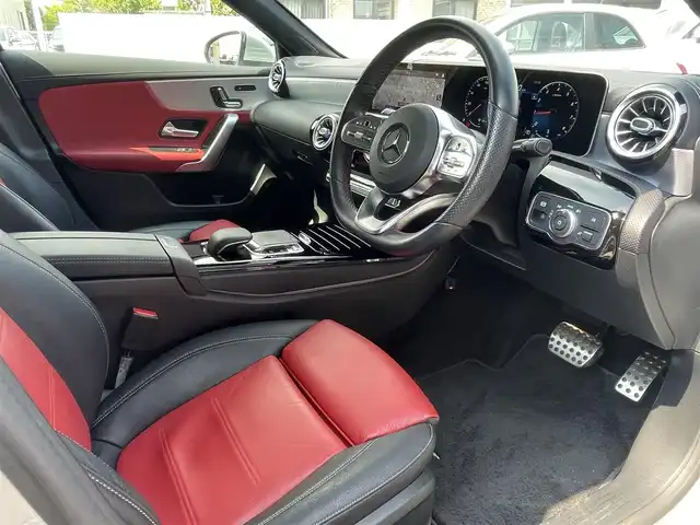 メルセデス・ベンツ Ａ１８０ スタイル AMGライン 静岡県 2018(平30)年 4.3万km イリジウムシルバー レザーエクスクルーシブパッケージ/パノラマサンルーフ /MBUXナビフルセグTV Bluetooth/全方位カメラ/ヘッドアップディスプレイ/アンビエントライト /赤黒レザーシート シートヒーター /前席メモリーパワーシート/DSRCETC
