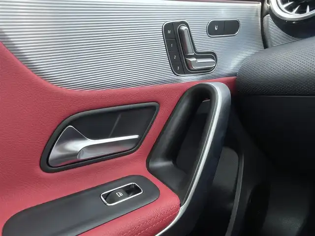 メルセデス・ベンツ Ａ１８０ スタイル AMGライン 静岡県 2018(平30)年 4.3万km イリジウムシルバー レザーエクスクルーシブパッケージ/パノラマサンルーフ /MBUXナビフルセグTV Bluetooth/全方位カメラ/ヘッドアップディスプレイ/アンビエントライト /赤黒レザーシート シートヒーター /前席メモリーパワーシート/DSRCETC