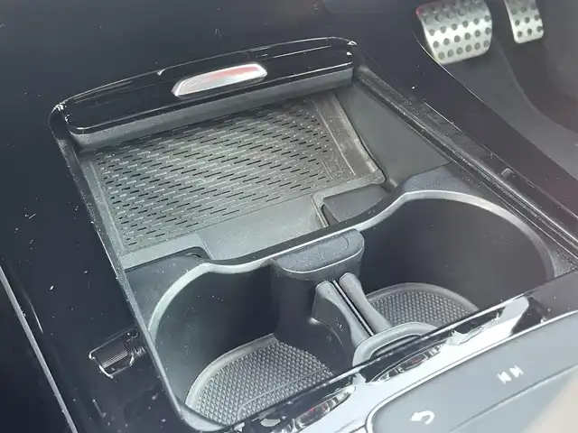 メルセデス・ベンツ Ａ１８０ スタイル AMGライン 静岡県 2018(平30)年 4.3万km イリジウムシルバー レザーエクスクルーシブパッケージ/パノラマサンルーフ /MBUXナビフルセグTV Bluetooth/全方位カメラ/ヘッドアップディスプレイ/アンビエントライト /赤黒レザーシート シートヒーター /前席メモリーパワーシート/DSRCETC