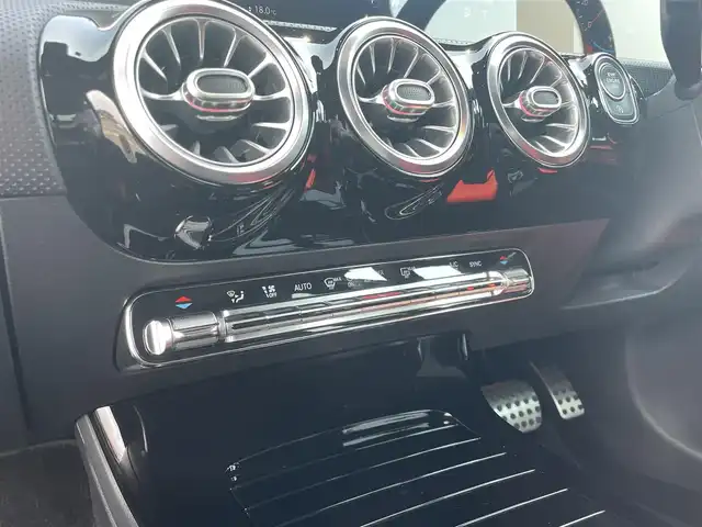 メルセデス・ベンツ Ａ１８０ スタイル AMGライン 静岡県 2018(平30)年 4.3万km イリジウムシルバー レザーエクスクルーシブパッケージ/パノラマサンルーフ /MBUXナビフルセグTV Bluetooth/全方位カメラ/ヘッドアップディスプレイ/アンビエントライト /赤黒レザーシート シートヒーター /前席メモリーパワーシート/DSRCETC