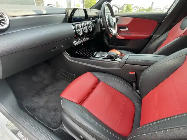 メルセデス・ベンツ Ａ１８０ スタイル AMGライン 静岡県 2018(平30)年 4.3万km イリジウムシルバー レザーエクスクルーシブパッケージ/パノラマサンルーフ /MBUXナビフルセグTV Bluetooth/全方位カメラ/ヘッドアップディスプレイ/アンビエントライト /赤黒レザーシート シートヒーター /前席メモリーパワーシート/DSRCETC