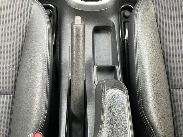 ホンダ フィット ハイブリット L ホンダセンシング 島根県 2018(平30)年 4.9万km プラチナホワイトパール 純正9インチSDナビ(VXM-197VFEi)/(AM/FM/CD/DVD/Bluetooth)/フルセグTV/バックカメラ/衝突被害軽減システム/車線逸脱警報/レーダークルーズコントロール/ハーフレザーシート/ビルトインETC/ドライブレコーダー/LEDヘッドライト/フォグランプ/オートライト/ウィンカーミラー/電動格納ミラー/プッシュスタート/スマートキー/純正フロアマット/ドアバイザー/取扱説明書