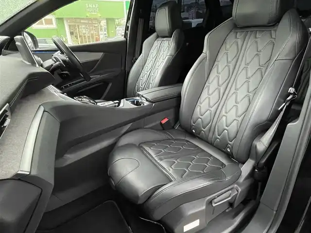 プジョー ３００８ GT ブルー HDi 埼玉県 2018(平30)年 4.7万km 黒 ファーストクラスパッケージ＆ナッパレザーシート/・パノミックサンルーフ/・運転席メモリー付パワーシート/・フロントシートヒーター/・パークアシスト/パワーバックドア/クリアランスソナー/LEDヘッドライト/純正18インチAW/アクティブクルーズコントロール/衝突軽減ブレーキ/レーンアシスト/プッシュスタート/スマートキー/保証書付整備手帳/取扱説明書