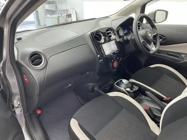 日産 ノート e－パワー X Vセレクション 滋賀県 2020(令2)年 4.9万km ダークメタルグレー 禁煙車/社外ナビ/Bluetooth/USB/SD/アラウンドビューモニター/インテリジェントエマージェンシーブレーキ/車線逸脱警報/踏み間違い衝突防止アシスト/前後ソナー/ETC/LEDヘッドライト/オートライト/ハイビームアシスト/スマートキー/プッシュスタート /純正フロアマット/電格ミラー