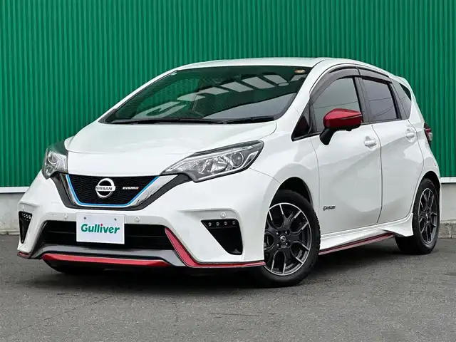 日産 ノート e－パワー ニスモ 宮城県 2018(平30)年 5.3万km ブリリアントホワイトパール インテリジェントアラウンドビューモニターセット/・踏み間違い衝突防止アシスト/・フロント/バックソナー/・インテリジェントアラウンドビューモニター（スマートルームミラー）/・ドアミラーヒーター/インテリジェントクルーズコントロール/車線逸脱防止支援システム/LEDヘッドランプ/＝＝＝/インテリジェントエマージェンシーブレーキ/車線逸脱警報/純正ナビ（MM317D-W）/・CD/DVD/・Bluetooth/・フルセグTV/ETC/ドライブレコーダー/革巻きステアリング/ステアリングスイッチ/ハイビームアシスト/フォグランプ/オートライト/スマートキー＆プッシュスタート/スペアキー/電動格納ミラー/純正16インチAW/フロアマット/ドアバイザー/Wエアバッグ