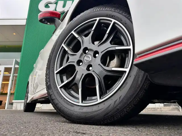日産 ノート e－パワー ニスモ 宮城県 2018(平30)年 5.3万km ブリリアントホワイトパール インテリジェントアラウンドビューモニターセット/・踏み間違い衝突防止アシスト/・フロント/バックソナー/・インテリジェントアラウンドビューモニター（スマートルームミラー）/・ドアミラーヒーター/インテリジェントクルーズコントロール/車線逸脱防止支援システム/LEDヘッドランプ/＝＝＝/インテリジェントエマージェンシーブレーキ/車線逸脱警報/純正ナビ（MM317D-W）/・CD/DVD/・Bluetooth/・フルセグTV/ETC/ドライブレコーダー/革巻きステアリング/ステアリングスイッチ/ハイビームアシスト/フォグランプ/オートライト/スマートキー＆プッシュスタート/スペアキー/電動格納ミラー/純正16インチAW/フロアマット/ドアバイザー/Wエアバッグ