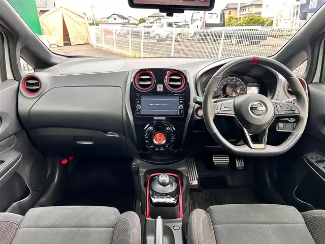 日産 ノート e－パワー ニスモ 宮城県 2018(平30)年 5.3万km ブリリアントホワイトパール インテリジェントアラウンドビューモニターセット/・踏み間違い衝突防止アシスト/・フロント/バックソナー/・インテリジェントアラウンドビューモニター（スマートルームミラー）/・ドアミラーヒーター/インテリジェントクルーズコントロール/車線逸脱防止支援システム/LEDヘッドランプ/＝＝＝/インテリジェントエマージェンシーブレーキ/車線逸脱警報/純正ナビ（MM317D-W）/・CD/DVD/・Bluetooth/・フルセグTV/ETC/ドライブレコーダー/革巻きステアリング/ステアリングスイッチ/ハイビームアシスト/フォグランプ/オートライト/スマートキー＆プッシュスタート/スペアキー/電動格納ミラー/純正16インチAW/フロアマット/ドアバイザー/Wエアバッグ
