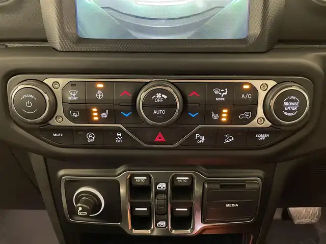 クライスラー・ジープ ジープ ラングラー アンリミテッド サハラ 熊本県 2019(令1)年 3.4万km ガンＭ ・スマートキー/・プッシュスタート/・自動緊急ブレーキ/・パークセンス/・レーンセンス/・ブラインドスポットモニター/・ヒルスタートアシスト/・黒革シート/・前席シートヒーター /・ハンドルヒーター /・純正メモリナビ/　【Bluetooth・USB・AUX・AppleCarPlay】/・ALPINEサウンドシステム/・フルセグTV/・バックカメラ＆フロントカメラ/・ETC2.0/・ドライブレコーダー(前方録画)/・LEDヘッドランプ/・LEDフォグランプ/・純正ラバーマット/・保証書/取説