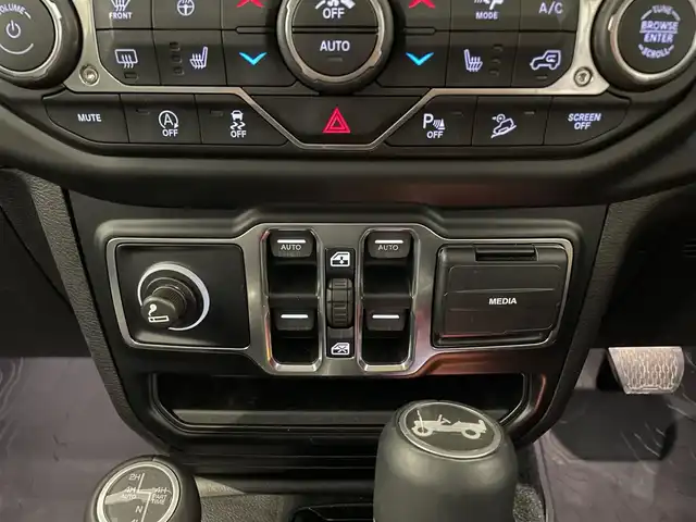 クライスラー・ジープ ジープ ラングラー アンリミテッド サハラ 熊本県 2019(令1)年 3.4万km ガンＭ ・スマートキー/・プッシュスタート/・自動緊急ブレーキ/・パークセンス/・レーンセンス/・ブラインドスポットモニター/・ヒルスタートアシスト/・黒革シート/・前席シートヒーター /・ハンドルヒーター /・純正メモリナビ/　【Bluetooth・USB・AUX・AppleCarPlay】/・ALPINEサウンドシステム/・フルセグTV/・バックカメラ＆フロントカメラ/・ETC2.0/・ドライブレコーダー(前方録画)/・LEDヘッドランプ/・LEDフォグランプ/・純正ラバーマット/・保証書/取説
