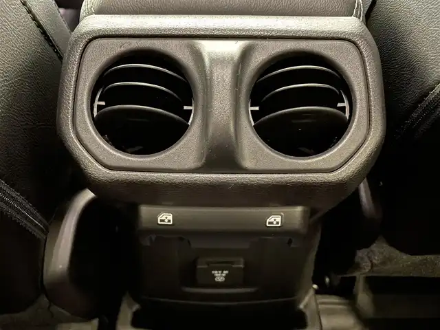 クライスラー・ジープ ジープ ラングラー アンリミテッド サハラ 熊本県 2019(令1)年 3.4万km ガンＭ ・スマートキー/・プッシュスタート/・自動緊急ブレーキ/・パークセンス/・レーンセンス/・ブラインドスポットモニター/・ヒルスタートアシスト/・黒革シート/・前席シートヒーター /・ハンドルヒーター /・純正メモリナビ/　【Bluetooth・USB・AUX・AppleCarPlay】/・ALPINEサウンドシステム/・フルセグTV/・バックカメラ＆フロントカメラ/・ETC2.0/・ドライブレコーダー(前方録画)/・LEDヘッドランプ/・LEDフォグランプ/・純正ラバーマット/・保証書/取説