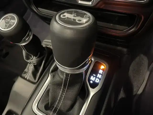 クライスラー・ジープ ジープ ラングラー アンリミテッド サハラ 熊本県 2019(令1)年 3.4万km ガンＭ ・スマートキー/・プッシュスタート/・自動緊急ブレーキ/・パークセンス/・レーンセンス/・ブラインドスポットモニター/・ヒルスタートアシスト/・黒革シート/・前席シートヒーター /・ハンドルヒーター /・純正メモリナビ/　【Bluetooth・USB・AUX・AppleCarPlay】/・ALPINEサウンドシステム/・フルセグTV/・バックカメラ＆フロントカメラ/・ETC2.0/・ドライブレコーダー(前方録画)/・LEDヘッドランプ/・LEDフォグランプ/・純正ラバーマット/・保証書/取説