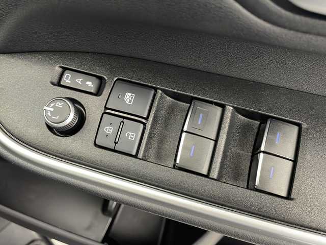 トヨタ ヴォクシー ハイブリッド S－Z 千葉県 2022(令4)年 4.1万km ホワイトパールクリスタルシャイン トヨタセーフティセンス/・プリクラッシュセーフティ/・レーンディパーチャーアラート/・ブラインドスポットモニター/・ロードサインアシスト/・オートハイビーム/ナビ付ディスプレイオーディオ/・CD Bluetooth HDMI USB フルセグ/バックカメラ/両側パワースライドドア/パワーバックドア/レーダークルーズコントロール/ハーフレザーシート/前席シートヒーター/純正17インチアルミホイール/デジタルインナーミラー/革巻きステアリング/ステアリングスイッチ/プッシュスタート/スマートキー×2/ビルトインETC2.0