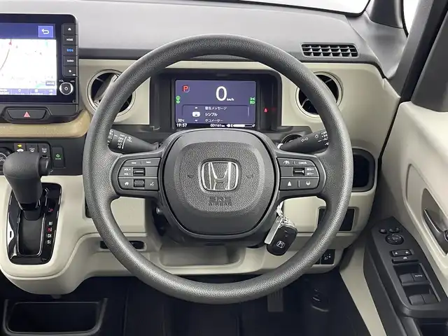 ホンダ Ｎ ＢＯＸ 千葉県 2024(令6)年 0.2万km クリスタルブラックパール Honda SENSING/・衝突軽減ブレーキ（CMBS）/・先行車発進お知らせ機能/・歩行者事故低減ステアリング/・路外逸脱抑制機能/・標識認識機能/・渋滞追従機能付アダプティブクルーズコントロール（ACC）/・車線維持支援システム（LKAS）/・誤発進抑制機能/・後方誤発進抑制機能/・近距離衝突軽減ブレーキ/・急アクセル抑制機能/・パーキングセンサーシステム/・オートハイビーム/純正9インチメモリーナビ/・Bluetooth接続/・フルセグTV/・CD/DVD再生/・バックカメラ/片側パワースライドドア/LEDヘッドライト/純正フロアマット/ETC