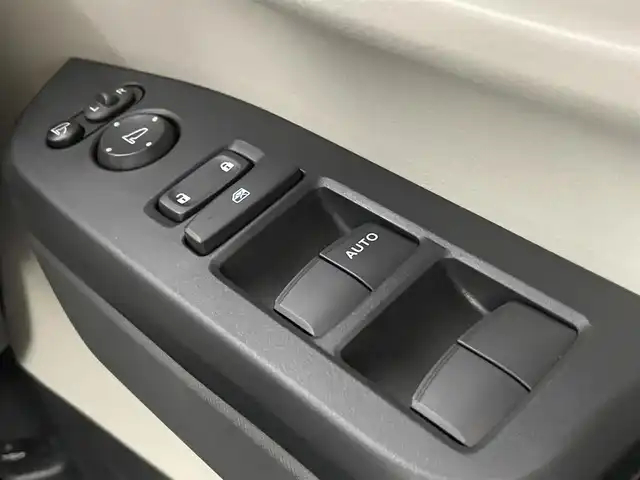 ホンダ Ｎ ＢＯＸ 千葉県 2024(令6)年 0.2万km クリスタルブラックパール Honda SENSING/・衝突軽減ブレーキ（CMBS）/・先行車発進お知らせ機能/・歩行者事故低減ステアリング/・路外逸脱抑制機能/・標識認識機能/・渋滞追従機能付アダプティブクルーズコントロール（ACC）/・車線維持支援システム（LKAS）/・誤発進抑制機能/・後方誤発進抑制機能/・近距離衝突軽減ブレーキ/・急アクセル抑制機能/・パーキングセンサーシステム/・オートハイビーム/純正9インチメモリーナビ/・Bluetooth接続/・フルセグTV/・CD/DVD再生/・バックカメラ/片側パワースライドドア/LEDヘッドライト/純正フロアマット/ETC