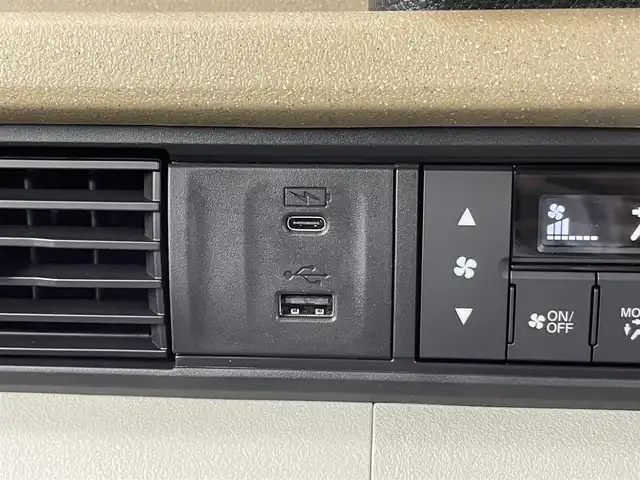 ホンダ Ｎ ＢＯＸ 千葉県 2024(令6)年 0.2万km クリスタルブラックパール Honda SENSING/・衝突軽減ブレーキ（CMBS）/・先行車発進お知らせ機能/・歩行者事故低減ステアリング/・路外逸脱抑制機能/・標識認識機能/・渋滞追従機能付アダプティブクルーズコントロール（ACC）/・車線維持支援システム（LKAS）/・誤発進抑制機能/・後方誤発進抑制機能/・近距離衝突軽減ブレーキ/・急アクセル抑制機能/・パーキングセンサーシステム/・オートハイビーム/純正9インチメモリーナビ/・Bluetooth接続/・フルセグTV/・CD/DVD再生/・バックカメラ/片側パワースライドドア/LEDヘッドライト/純正フロアマット/ETC