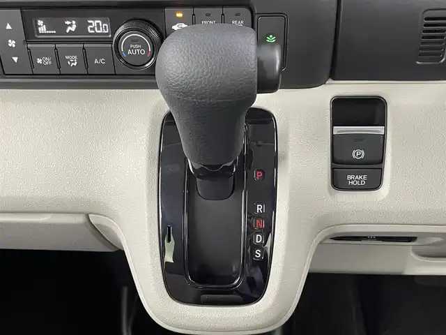 ホンダ Ｎ ＢＯＸ 千葉県 2024(令6)年 0.2万km クリスタルブラックパール Honda SENSING/・衝突軽減ブレーキ（CMBS）/・先行車発進お知らせ機能/・歩行者事故低減ステアリング/・路外逸脱抑制機能/・標識認識機能/・渋滞追従機能付アダプティブクルーズコントロール（ACC）/・車線維持支援システム（LKAS）/・誤発進抑制機能/・後方誤発進抑制機能/・近距離衝突軽減ブレーキ/・急アクセル抑制機能/・パーキングセンサーシステム/・オートハイビーム/純正9インチメモリーナビ/・Bluetooth接続/・フルセグTV/・CD/DVD再生/・バックカメラ/片側パワースライドドア/LEDヘッドライト/純正フロアマット/ETC