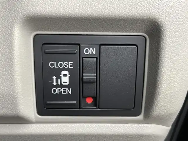 ホンダ Ｎ ＢＯＸ 千葉県 2024(令6)年 0.2万km クリスタルブラックパール Honda SENSING/・衝突軽減ブレーキ（CMBS）/・先行車発進お知らせ機能/・歩行者事故低減ステアリング/・路外逸脱抑制機能/・標識認識機能/・渋滞追従機能付アダプティブクルーズコントロール（ACC）/・車線維持支援システム（LKAS）/・誤発進抑制機能/・後方誤発進抑制機能/・近距離衝突軽減ブレーキ/・急アクセル抑制機能/・パーキングセンサーシステム/・オートハイビーム/純正9インチメモリーナビ/・Bluetooth接続/・フルセグTV/・CD/DVD再生/・バックカメラ/片側パワースライドドア/LEDヘッドライト/純正フロアマット/ETC