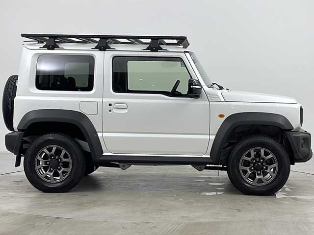 スズキ ジムニー シエラ JC 道央・札幌 2023(令5)年 1.9万km ピュアホワイトP ・4WD/・純正ナビ（TV＆CD＆DVD＆BT＆SD）/・バックカメラ/・スズキセーフティサポート/・アイドリングストップ/・クルーズコントロール/・ステアリングスイッチ/・へッドライトウォッシャー/・ルーフキャリア/・純正ドライブレコーダー（前後）/・ビルトインETC/・スマートキー/・オートライト/・LEDライト