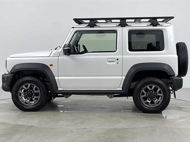 スズキ ジムニー シエラ JC 道央・札幌 2023(令5)年 1.9万km ピュアホワイトP ・4WD/・純正ナビ（TV＆CD＆DVD＆BT＆SD）/・バックカメラ/・スズキセーフティサポート/・アイドリングストップ/・クルーズコントロール/・ステアリングスイッチ/・へッドライトウォッシャー/・ルーフキャリア/・純正ドライブレコーダー（前後）/・ビルトインETC/・スマートキー/・オートライト/・LEDライト