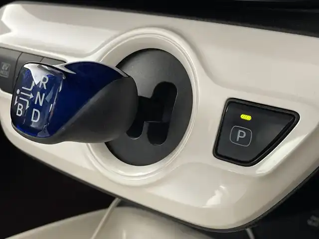 トヨタ プリウス A プレミアム　ツーリングセレ 福岡県 2017(平29)年 5.9万km グレーメタリック アルパイン9インチナビ/（フルセグ、BT、AMFM、CDDVD）/ドラレコ/バックモニター/横滑り防止装置/コーナーセンサー（前後）/レーンキープアシスト/衝突被害軽減システム/レーダークルーズコントロール/ETC/100V充電/シートヒーター/パワーシート/BSM/パーキングアシスト/ドアバイザー/ステアリングスイッチ/スマートキー（スペア1本）