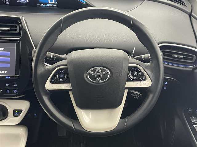 トヨタ プリウス A ツーリングセレクション 愛知県 2016(平28)年 6.8万km アティチュードブラックマイカ 純正９型ナビ　アドバンストパーク　ＨＵＤ　黒革　ＢＳＭ　追従クルコン　セーフティセンス　ミラー型前後ドラレコ　フルセグ　ＤＶＤ　バックカメラ　ＥＴＣ2.0　シートヒーター　衝突軽減　ＬＥＤライト　禁煙/コーナーセンサー　純正マット　車線逸脱　スマートキー　プッシュスタート　純正１７インチAW