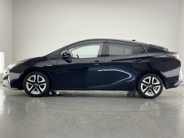 トヨタ プリウス A ツーリングセレクション 愛知県 2016(平28)年 6.8万km アティチュードブラックマイカ 純正９型ナビ　アドバンストパーク　ＨＵＤ　黒革　ＢＳＭ　追従クルコン　セーフティセンス　ミラー型前後ドラレコ　フルセグ　ＤＶＤ　バックカメラ　ＥＴＣ2.0　シートヒーター　衝突軽減　ＬＥＤライト　禁煙/コーナーセンサー　純正マット　車線逸脱　スマートキー　プッシュスタート　純正１７インチAW