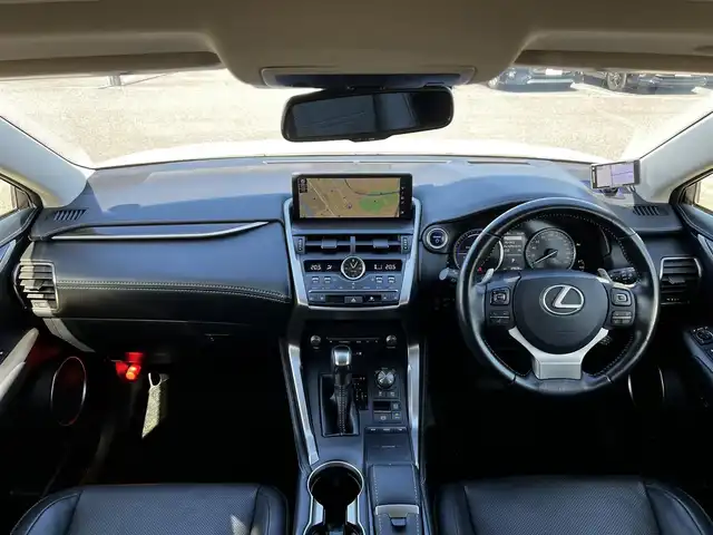 レクサス ＮＸ 300h バージョンL 道央・札幌 2017(平29)年 7万km ソニッククォーツ ４WD/寒冷地仕様/サンルーフ/純正メーカーナビ/CD/DVD/BT/フルセグ/プリクラッシュセーフティ/横滑り防止装置/レーダークルーズコントロール/レーンキープアシスト/クリアランスソナー/ブラインドスポットモニター/パノラミックビューモニター/ビルトインETC/ドライブレコーダー/自動防眩ミラー/EVMODE/DRIVEMODE切替/パワーバックドア/全席パワーシート/D席メモリーシート/全席シートヒーター/前席エアシート/レザーシート/革巻きステアリング/パドルシフト/ハンドルヒーター/AC100V/電動パーキング/ブレーキホールド/MTモード付AT/プッシュスタート/スマートキー/３眼LEDヘッドライト/オートライト/オートハイビーム/フォグランプ/電動格納ミラー/ヒーテッドドアミラー/ウィンカーミラー/純正フロアマット/ドアバイザー
