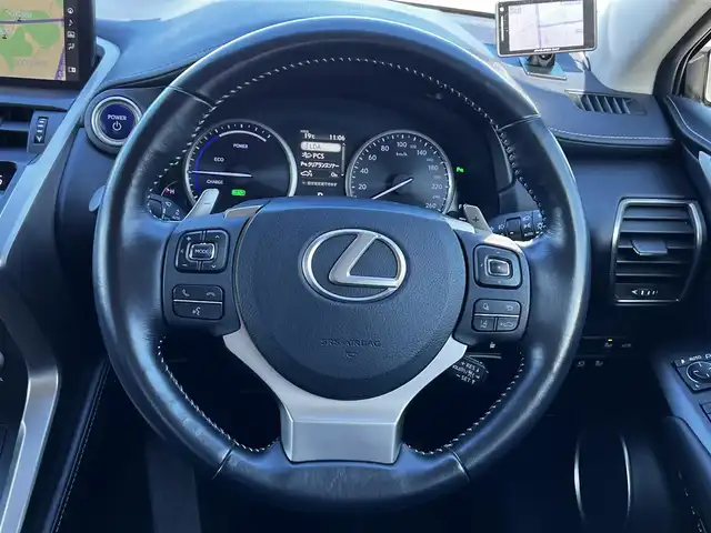 レクサス ＮＸ 300h バージョンL 道央・札幌 2017(平29)年 7万km ソニッククォーツ ４WD/寒冷地仕様/サンルーフ/純正メーカーナビ/CD/DVD/BT/フルセグ/プリクラッシュセーフティ/横滑り防止装置/レーダークルーズコントロール/レーンキープアシスト/クリアランスソナー/ブラインドスポットモニター/パノラミックビューモニター/ビルトインETC/ドライブレコーダー/自動防眩ミラー/EVMODE/DRIVEMODE切替/パワーバックドア/全席パワーシート/D席メモリーシート/全席シートヒーター/前席エアシート/レザーシート/革巻きステアリング/パドルシフト/ハンドルヒーター/AC100V/電動パーキング/ブレーキホールド/MTモード付AT/プッシュスタート/スマートキー/３眼LEDヘッドライト/オートライト/オートハイビーム/フォグランプ/電動格納ミラー/ヒーテッドドアミラー/ウィンカーミラー/純正フロアマット/ドアバイザー