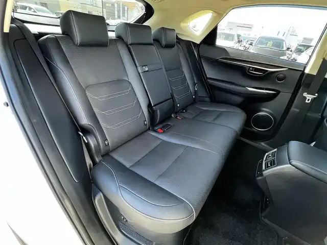 レクサス ＮＸ 300h バージョンL 道央・札幌 2017(平29)年 7万km ソニッククォーツ ４WD/寒冷地仕様/サンルーフ/純正メーカーナビ/CD/DVD/BT/フルセグ/プリクラッシュセーフティ/横滑り防止装置/レーダークルーズコントロール/レーンキープアシスト/クリアランスソナー/ブラインドスポットモニター/パノラミックビューモニター/ビルトインETC/ドライブレコーダー/自動防眩ミラー/EVMODE/DRIVEMODE切替/パワーバックドア/全席パワーシート/D席メモリーシート/全席シートヒーター/前席エアシート/レザーシート/革巻きステアリング/パドルシフト/ハンドルヒーター/AC100V/電動パーキング/ブレーキホールド/MTモード付AT/プッシュスタート/スマートキー/３眼LEDヘッドライト/オートライト/オートハイビーム/フォグランプ/電動格納ミラー/ヒーテッドドアミラー/ウィンカーミラー/純正フロアマット/ドアバイザー