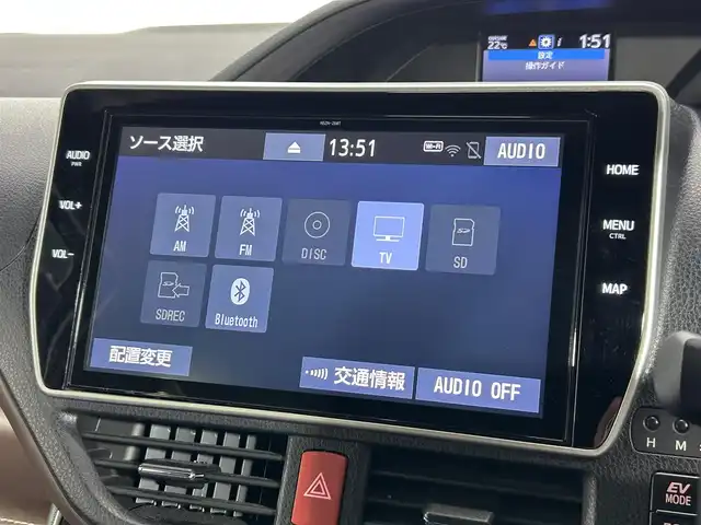 トヨタ エスクァイア ハイブリッド Gi プレミアムパッケージ 大阪府 2019(令1)年 4.2万km ホワイトパールクリスタルシャイン 純正10incナビTV バックカメラ ハーフレザー シートヒーター ステアリングヒーター クルーズコントロール 衝突軽減ブレーキ レーンアシスト オートハイビーム 両側パワースライドドア 前後ドライブレコーダー ETC