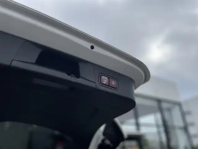 メルセデス・ベンツ Ｂ１８０ 千葉県 2019(令1)年 3.8万km ポーラホワイト ドライビングアシスタンスパッケージ/ナビゲーションコネクティビティパッケージ/アクティブブレーキアシスト/アクティブレーンキーピングアシスト/レーンチェンジアシスト/アテンションアシスト/前席パワーシート/シートヒーター/ハーフレザーシート/純正HDDナビ/地デジTV/【Bluetooth接続】/バックカメラ/ドライブレコーダー/革巻きステアリング/ステアリングスイッチ/パドルシフト/ETC（2.0）/LEDヘッドライト/フォグライト/ウインカーミラー/純正17インチアルミホイル/サイド/カーテンエアバッグ/キーレスゴー