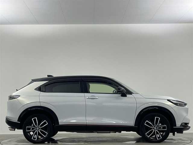 ホンダ ヴェゼル ハイブリッド e:HEV PLaY 埼玉県 2021(令3)年 4万km パール 純正８型ナビ　サンルーフ　全方位カメラ　シートヒーター　ＢＳＭ　プレミアムオーディオ　ＥＴＣ　ドラレコ　電動リアゲート　ワイヤレス充電　ハーフレザー　ホンダセンシング　ダウンヒルアシスト　禁煙