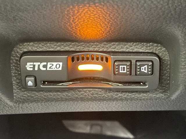 ホンダ ヴェゼル ハイブリッド e:HEV PLaY 埼玉県 2021(令3)年 4万km パール 純正８型ナビ　サンルーフ　全方位カメラ　シートヒーター　ＢＳＭ　プレミアムオーディオ　ＥＴＣ　ドラレコ　電動リアゲート　ワイヤレス充電　ハーフレザー　ホンダセンシング　ダウンヒルアシスト　禁煙