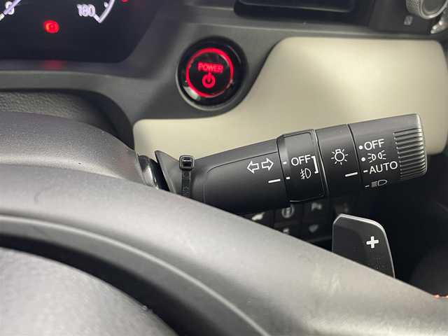 ホンダ ヴェゼル ハイブリッド e:HEV PLaY 埼玉県 2021(令3)年 4万km パール 純正８型ナビ　サンルーフ　全方位カメラ　シートヒーター　ＢＳＭ　プレミアムオーディオ　ＥＴＣ　ドラレコ　電動リアゲート　ワイヤレス充電　ハーフレザー　ホンダセンシング　ダウンヒルアシスト　禁煙