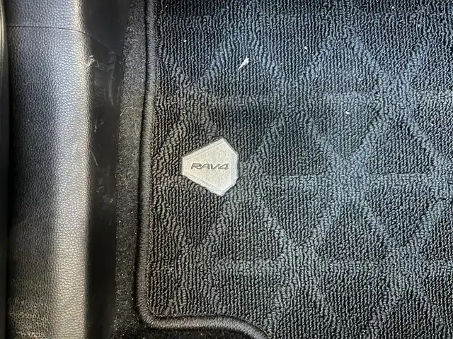 トヨタ ＲＡＶ４ アドベンチャー オフロードPKG 高知県 2021(令3)年 6.3万km アティチュードブラックマイカ 純正ディスプレイオーディオ/　Bluetooth/フルセグ/　AM/FM/Miracast/ビルトインETC/ドライブレコーダー/4WD/純正18インチアルミホイール/純正フロアマット/プッシュスタート/スマートキー/クルーズコントロール/MTモード付AT/バックカメラ/ルーフレール/オートマチックハイビーム/オートライト/ダウンヒルアシストコントロール/コーナーセンサー/LEDヘッドライト/衝突被害軽減システム/記録簿/保証書/取扱説明書/盗難防止装置