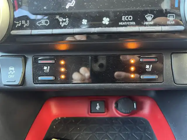 トヨタ ＲＡＶ４ アドベンチャー オフロードPKG 高知県 2021(令3)年 6.3万km アティチュードブラックマイカ 純正ディスプレイオーディオ/　Bluetooth/フルセグ/　AM/FM/Miracast/ビルトインETC/ドライブレコーダー/4WD/純正18インチアルミホイール/純正フロアマット/プッシュスタート/スマートキー/クルーズコントロール/MTモード付AT/バックカメラ/ルーフレール/オートマチックハイビーム/オートライト/ダウンヒルアシストコントロール/コーナーセンサー/LEDヘッドライト/衝突被害軽減システム/記録簿/保証書/取扱説明書/盗難防止装置