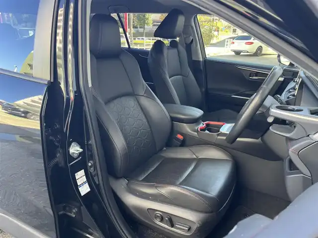 トヨタ ＲＡＶ４ アドベンチャー オフロードPKG 高知県 2021(令3)年 6.3万km アティチュードブラックマイカ 純正ディスプレイオーディオ/　Bluetooth/フルセグ/　AM/FM/Miracast/ビルトインETC/ドライブレコーダー/4WD/純正18インチアルミホイール/純正フロアマット/プッシュスタート/スマートキー/クルーズコントロール/MTモード付AT/バックカメラ/ルーフレール/オートマチックハイビーム/オートライト/ダウンヒルアシストコントロール/コーナーセンサー/LEDヘッドライト/衝突被害軽減システム/記録簿/保証書/取扱説明書/盗難防止装置