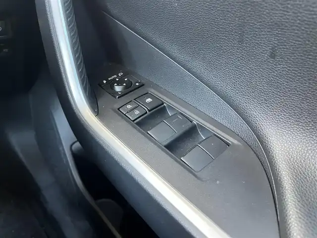 トヨタ ＲＡＶ４ アドベンチャー オフロードPKG 高知県 2021(令3)年 6.3万km アティチュードブラックマイカ 純正ディスプレイオーディオ/　Bluetooth/フルセグ/　AM/FM/Miracast/ビルトインETC/ドライブレコーダー/4WD/純正18インチアルミホイール/純正フロアマット/プッシュスタート/スマートキー/クルーズコントロール/MTモード付AT/バックカメラ/ルーフレール/オートマチックハイビーム/オートライト/ダウンヒルアシストコントロール/コーナーセンサー/LEDヘッドライト/衝突被害軽減システム/記録簿/保証書/取扱説明書/盗難防止装置