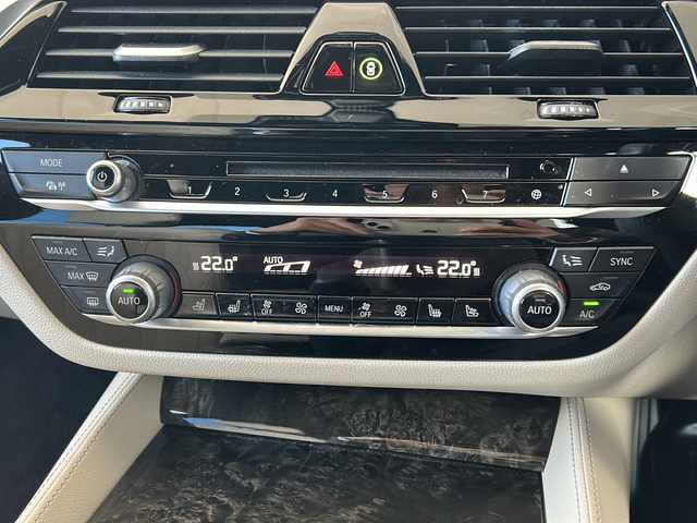 ＢＭＷ ５２３ｄ Mスポーツ 岐阜県 2017(平29)年 4.1万km サファイアブラックP /ワンオーナー//純正ナビ//フルセグTV/Bluetooth/CD/DVD//全周囲カメラ//パワーバックドア//全席シートヒーター//前席シートベンチレーター//前席パワーシート//レザーシート//レーダークルーズコントロール//レーンキープアシスト//プリクラッシュセーフティシステム//クリアランスソナー//オートマチックハイビーム//オートライト//ビルトインETC//純正19インチAW//純正フロアマット//スペアキー//冬タイヤ×4