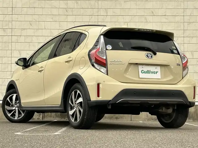 トヨタ アクア クロスオーバー 新潟県 2018(平30)年 7.3万km ベージュ ワンオーナー/衝突軽減ブレーキ/革巻きステアリング/ハーフレザーシート/アイドリングストップ/純正ETC/バックカメラ/社外ナビ/（フルセグ、Bluetooth、CD/DVD、AM/FM）/社外ドライブレコーダー（前方のみ）/レーンキープアシスト/横滑り防止/コーナーセンサー/ルーフレーフ/スマートキー/スペアキー/オートライト/LEDヘッドライト/純正フロアマット/純正アルミホイール