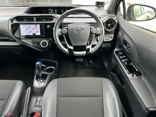 トヨタ アクア クロスオーバー 新潟県 2018(平30)年 7.3万km ベージュ ワンオーナー/衝突軽減ブレーキ/革巻きステアリング/ハーフレザーシート/アイドリングストップ/純正ETC/バックカメラ/社外ナビ/（フルセグ、Bluetooth、CD/DVD、AM/FM）/社外ドライブレコーダー（前方のみ）/レーンキープアシスト/横滑り防止/コーナーセンサー/ルーフレーフ/スマートキー/スペアキー/オートライト/LEDヘッドライト/純正フロアマット/純正アルミホイール