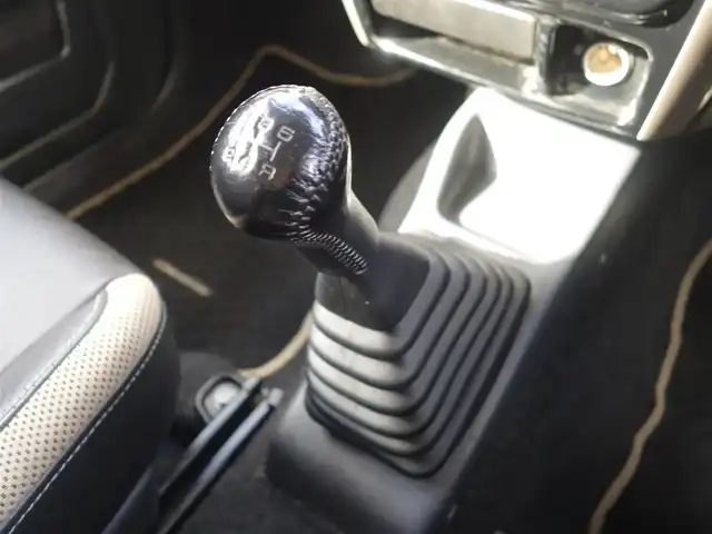 スズキ ジムニー ランドベンチャー 山形県 2015(平27)年 6.1万km パールホワイト パートタイム4WD/5MT/SDナビ/　　【CD DVD BT フルセグ USB MSV】/撥水シート/シートヒーター/ステアリングスイッチ/IC付ターボ/電動格納ウィンカーミラー/フォグランプ/リモコンキー/スペアキー/ETC