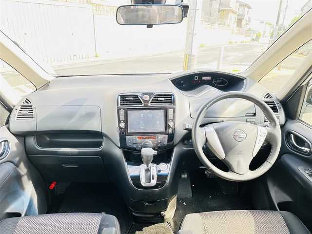 日産 セレナ ハイウェイスター Sハイブリッド 福岡県 2014(平26)年 9.5万km ブリリアントホワイトパール (株)IDOMが運営する【じしゃロン八幡西店】の自社ローン専用車両になります。こちらは現金またはオートローンご利用時の価格です。自社ローンご希望の方は別途その旨お申付け下さい/純正ＳＤナビ(MM514D-L)/【Bluetooth・DVD・CD・AUX・TV】/バックカメラ　/オートライト/フロントフォグランプ　/前後ドラレコ　/純正アルミホイール　/純正フロアマット　/クルーズコントロール　/片側パワースライドドア　