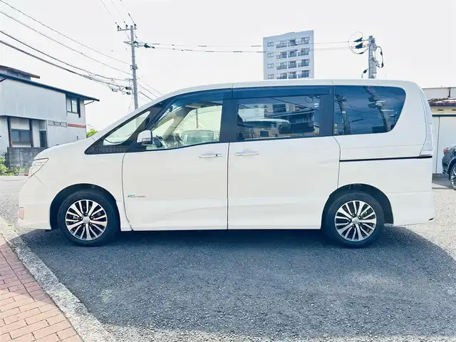 日産 セレナ ハイウェイスター Sハイブリッド 福岡県 2014(平26)年 9.5万km ブリリアントホワイトパール (株)IDOMが運営する【じしゃロン八幡西店】の自社ローン専用車両になります。こちらは現金またはオートローンご利用時の価格です。自社ローンご希望の方は別途その旨お申付け下さい/純正ＳＤナビ(MM514D-L)/【Bluetooth・DVD・CD・AUX・TV】/バックカメラ　/オートライト/フロントフォグランプ　/前後ドラレコ　/純正アルミホイール　/純正フロアマット　/クルーズコントロール　/片側パワースライドドア　